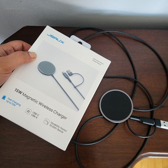 Magnetic Wireless Charger - Picture 3 of 4